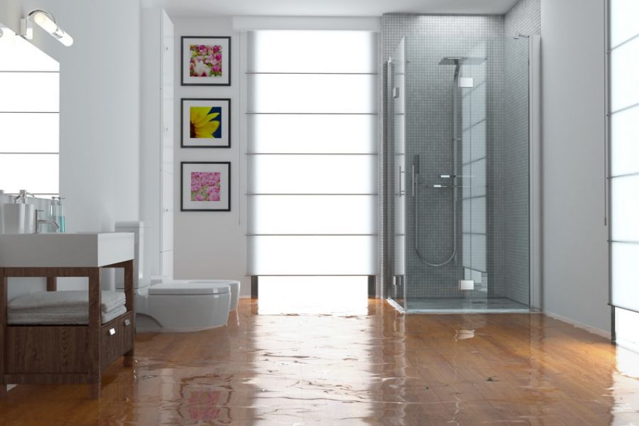 Mit Wasser überschwemmtes Badezimmer